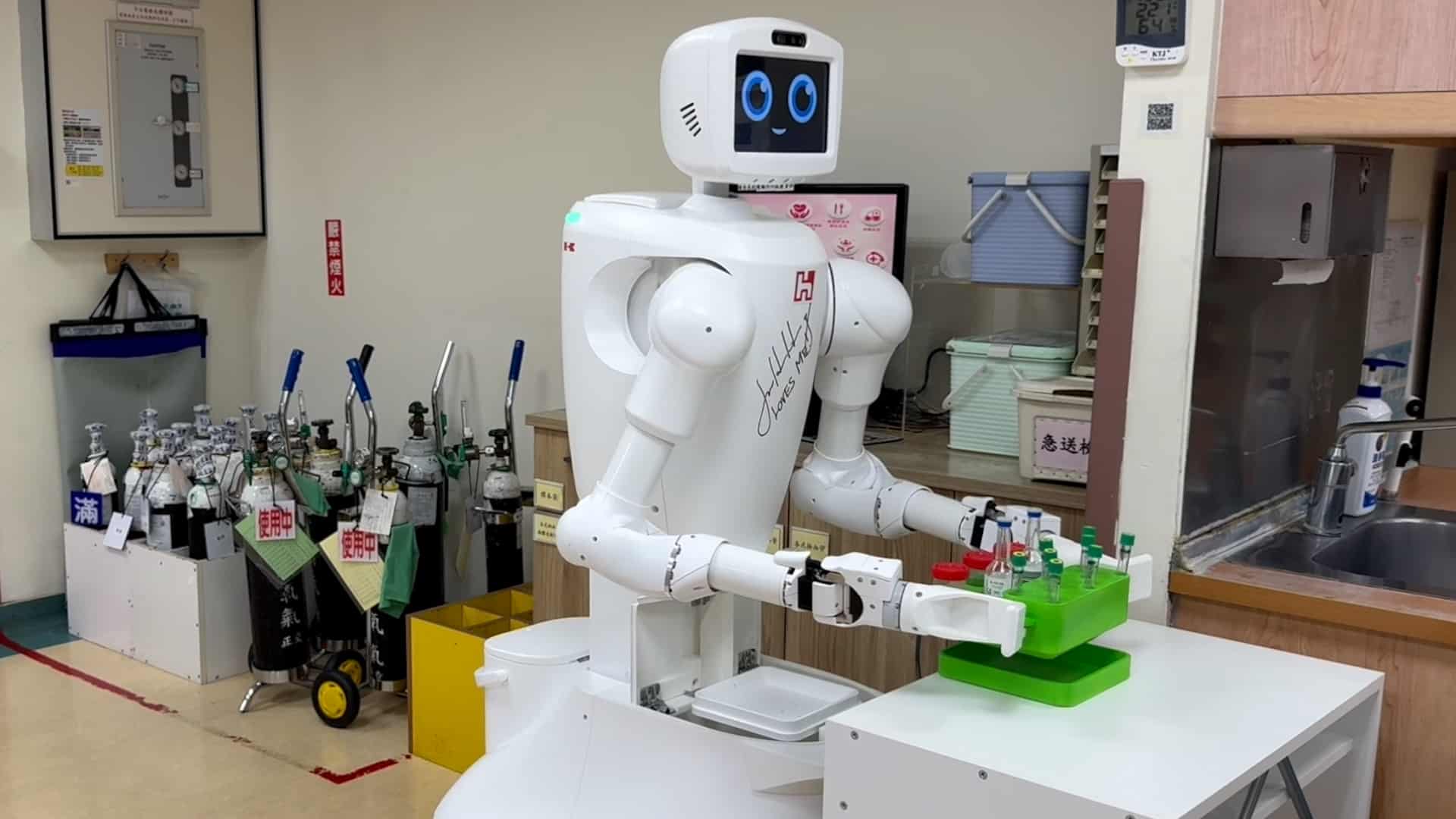 一台白色的醫療輔助機器人正在醫院環境中執行自動化護理任務，展示智慧醫療技術如何提升醫療系統的運行效率與資源分配。